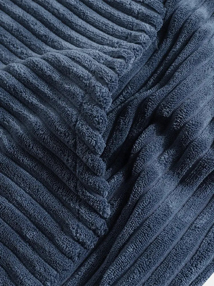 Tissu bleu foncé en velours côtelé premium pour hommes, hoodie à épaules tombantes, avec nervures verticales marquées et surface texturée et souple.