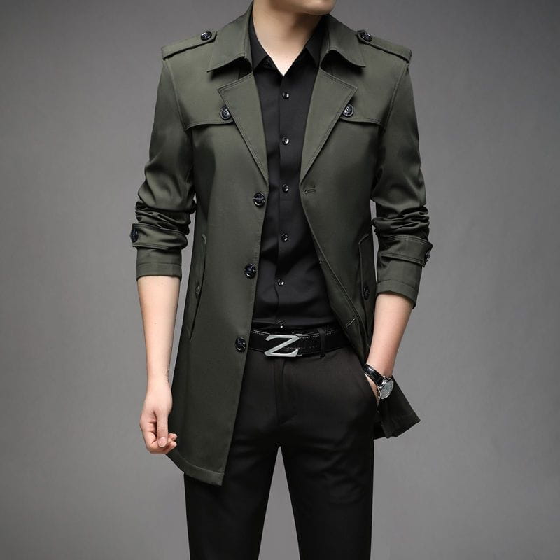 Trench-coat d’affaires homme slim en vert olive, avec des boutons noirs et des pattes d’épaule conçues pour une tenue formelle.