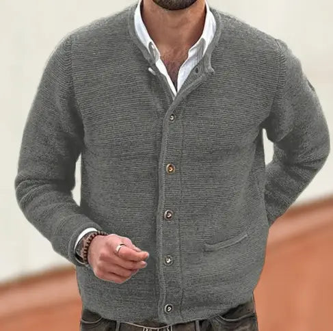 Herren-Strickjacke Slim Fit mit langen Ärmeln, in grauem meliertem Strick, mit Knopfleiste und einer Vordertasche.