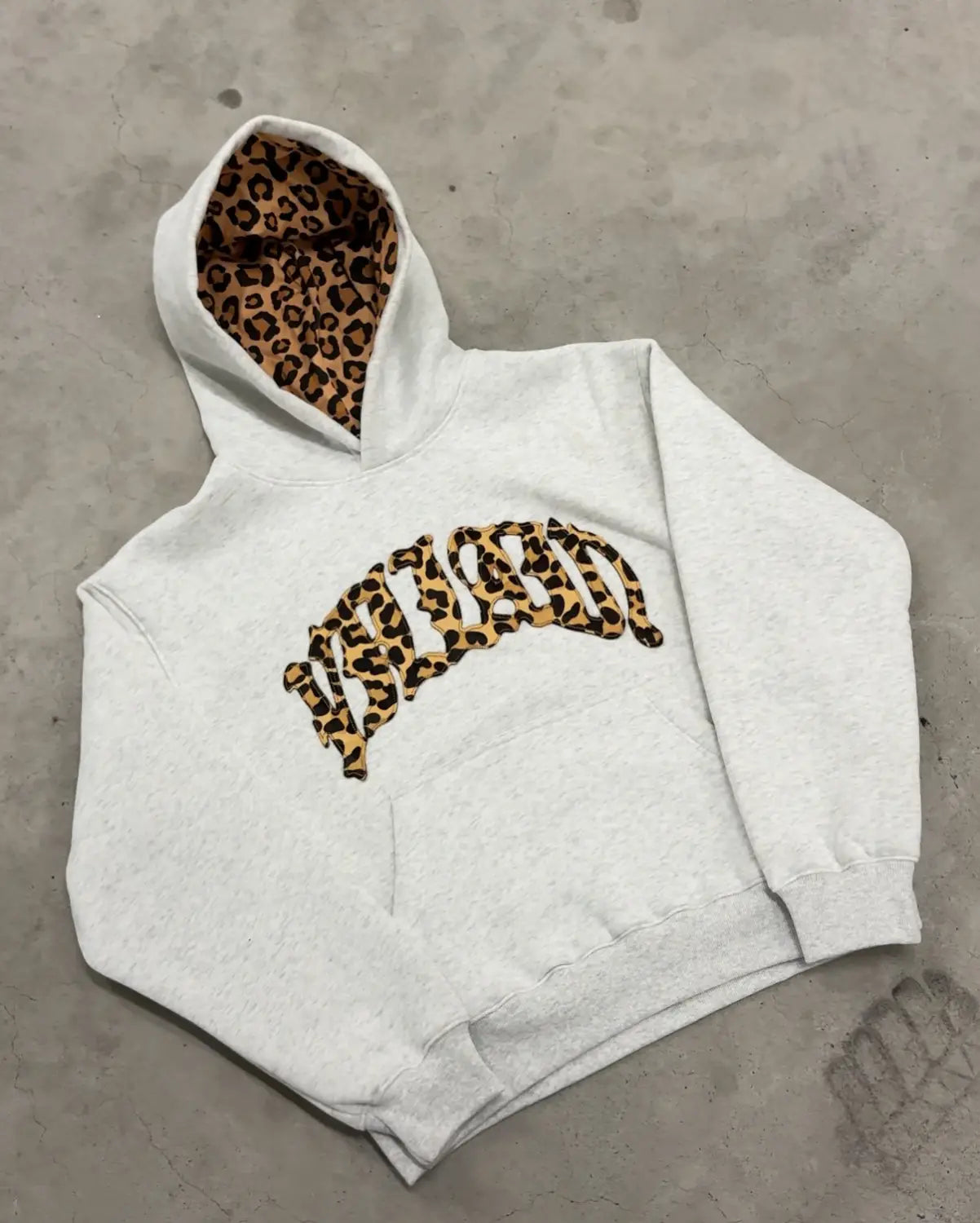 Sweat à capuche blanc avec doublure intérieure à imprimé léopard et visuel frontal, réalisé dans un mélange de coton doux, issu de l’ensemble sweat à capuche et jogging à imprimé léopard.