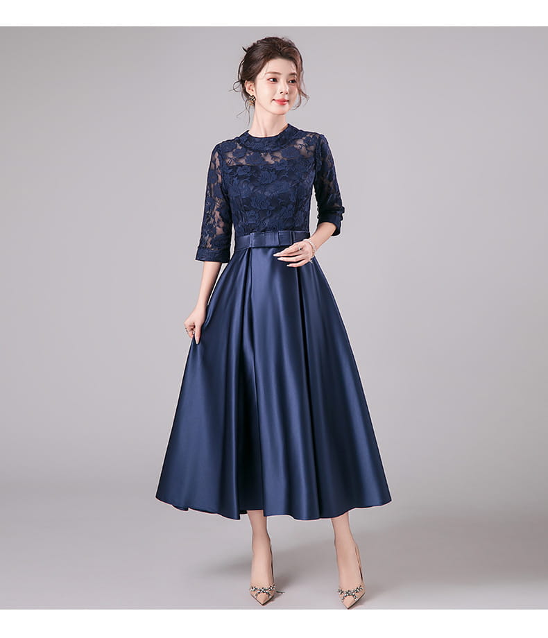 Robe midi d’anniversaire en dentelle et satin bleu marine, avec un corsage ajusté, des manches à longueur trois-quarts, une jupe trapèze et une ceinture assortie.