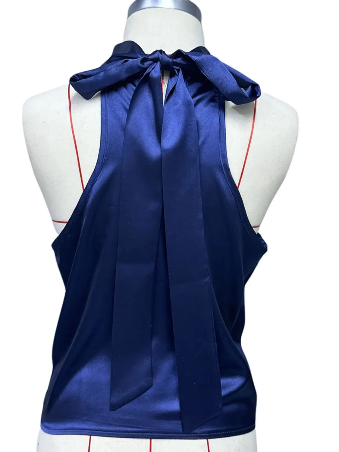 Tiefes Marineblaues Satin-Cowl-Neck-Haltertop mit einer ausgeprägten Schleife am Ausschnitt.