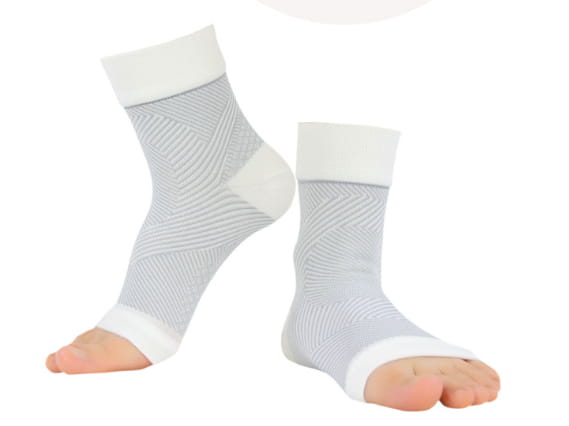 Chaussettes de compression de cheville de type manchon de maintien athlétique en gris et blanc, avec un motif côtelé texturé conçu pour améliorer le soutien de la cheville et le confort.