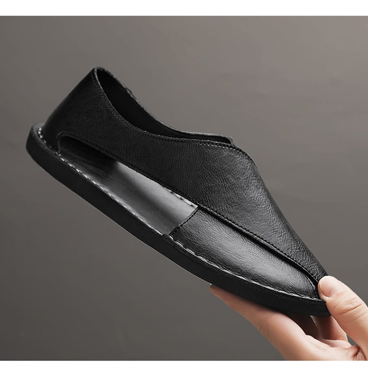 Herren-Braune Echtleder-Slip-on-Strandsandalen mit schwarzem Leder-Design in schlankem minimalistischen Stil und sichtbarer Ziernaht entlang der Kanten.