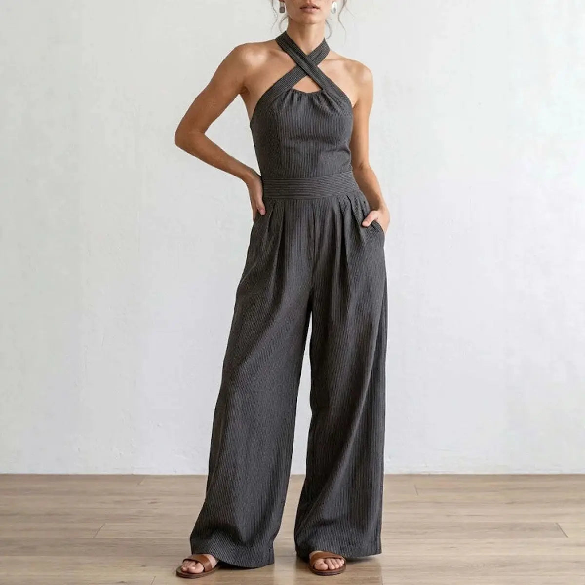 Ein dunkelgrauer Jumpsuit aus geripptem Stoff mit Halterneck, mit Halterneck-Ausschnitt und Hosen im weitem Bein.