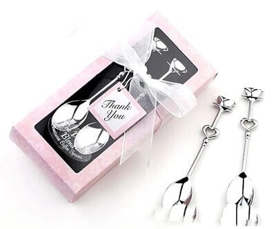 Silberfarbene Edelstahl-Rosenförmige Kaffeelöffel mit Herzdetails, präsentiert in einer pinkfarbenen Geschenkbox, gebunden mit einer weißen Schleife