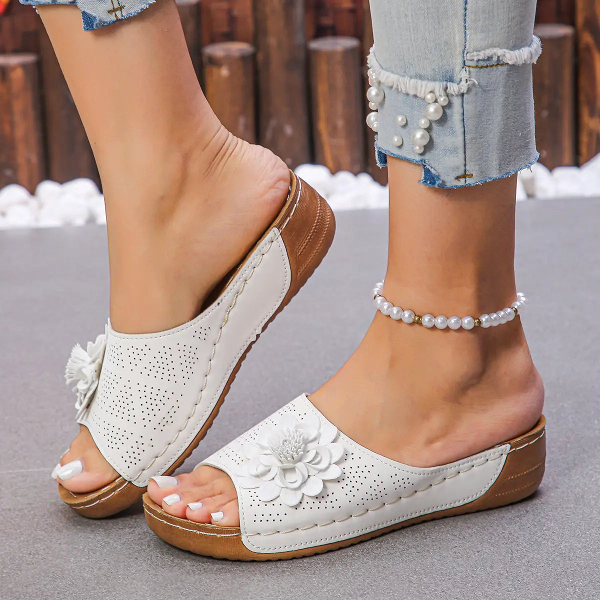 Sandalias tipo bandolera de cuero blanco con adorno floral y diseño perforado, de la colección de sandalias retro de cuero perforado para playa con cuña de flores tipo hollow