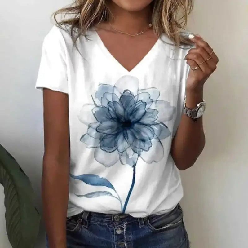 Camiseta blanca de cuello en V con estampado floral de acuarela azul sobre tejido de algodón suave para uso casual