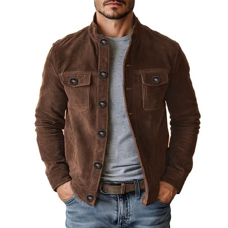 Herren-Casual-Faux-Suede-Slim-Fit-Motorradjacke aus braunem Material mit dunklen Knöpfen und zwei Fronttaschen.