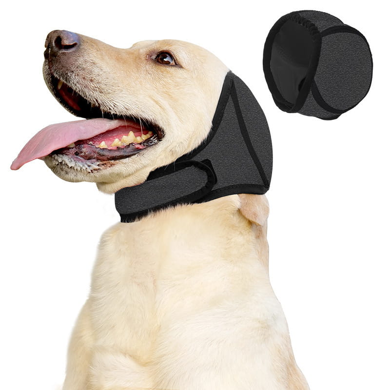 museau de chien en néoprène noir avec sangle réglable et panneau de ventilation en maille, présenté depuis la face arrière, associé à un bonnet de bain en néoprène rose conçu comme protecteur d’oreilles de chien.