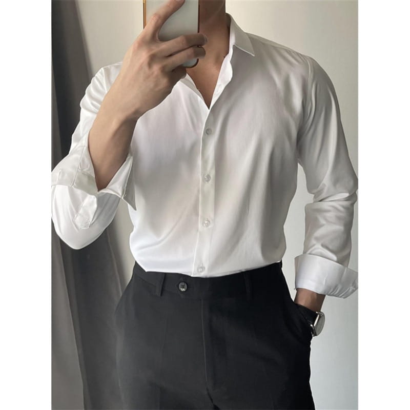 Ein frisches weißes Herren-Korean-Slim-Fit-Langarmhemd mit klassischem Kragen und ordentlich umgeschlagenen Manschetten.