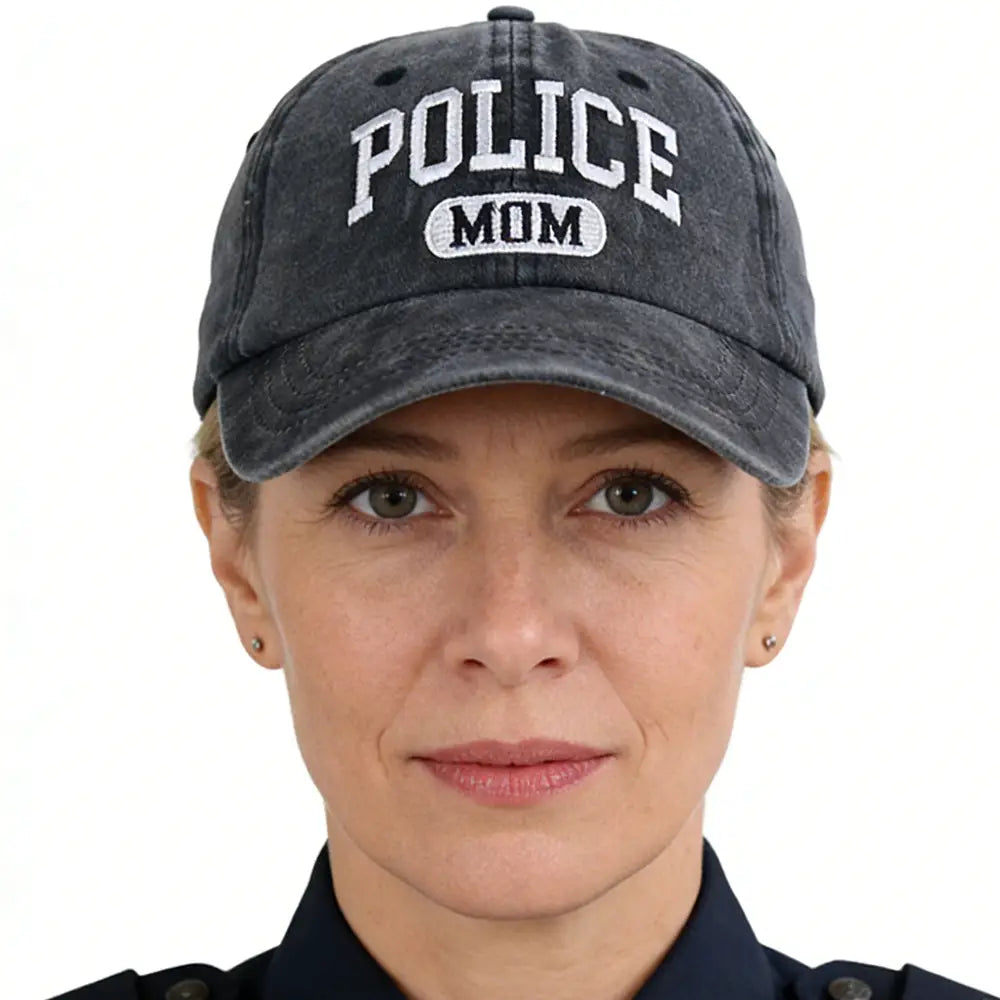 Gorra de béisbol de algodón en gris oscuro con aspecto desgastado, con "police mom" bordado en letras blancas.