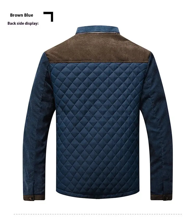 Veste en coton matelassée bleu brun pour hommes, avec un col en daim brun contrastant et des panneaux d’épaules.