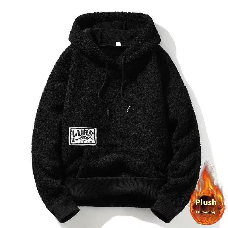 Herren-Dick-Polar-Fleece-Mountain-Graphic-Hoodie aus schwarzem kuscheligem Fleece mit einem weißen bestickten Patch auf der Brust und gerippten Bündchen.