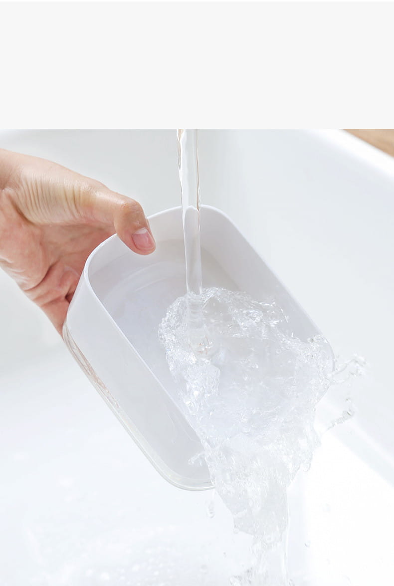 Cucharón para hielo de plástico blanco que se muestra junto a un dispensador de jabón líquido para platos con soporte para esponja de 350 ml, destacando utensilios de cocina complementarios