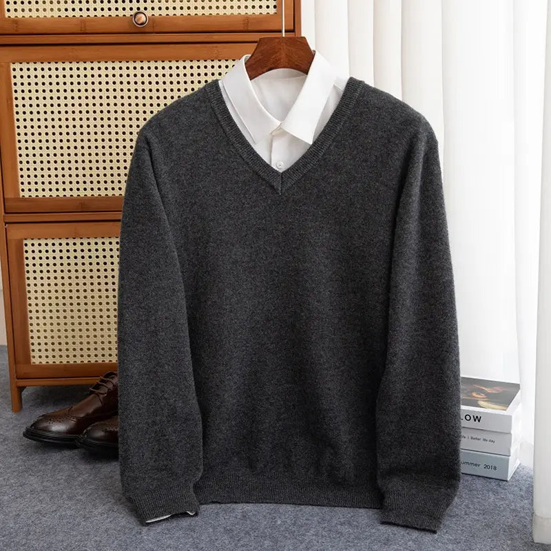 Dunkelgrauer Wollstrickpullover für Herren mit V-Ausschnitt und weichem, strukturiertem Strickstoff, geeignet für die Wintersaison.