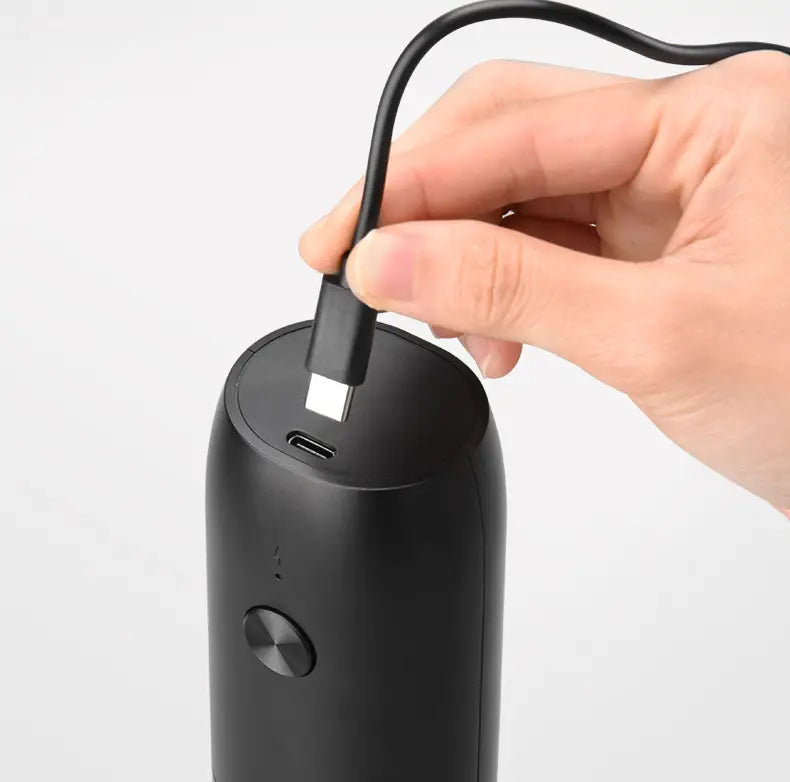 Ensemble de moulin électrique noir cylindrique à poivre et à sel, avec port USB-C de recharge type C et bouton d’alimentation circulaire.