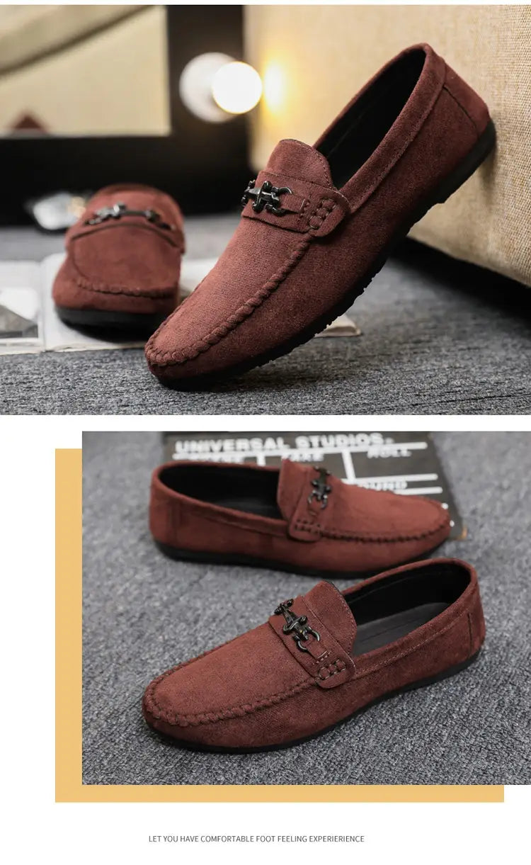 Mocassins à enfiler en daim marron pour homme avec mors de cheval, comportant un accent de boucle métallique noire.