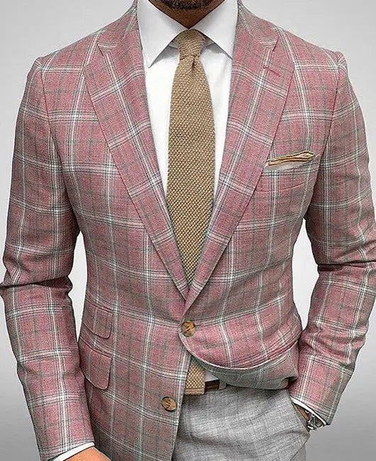 Ein maßgeschneiderter Herren-Karos-Blazer Slim Fit in Pink und Grau mit passendem Einstecktuch, entworfen für den lässigen Einsatz.