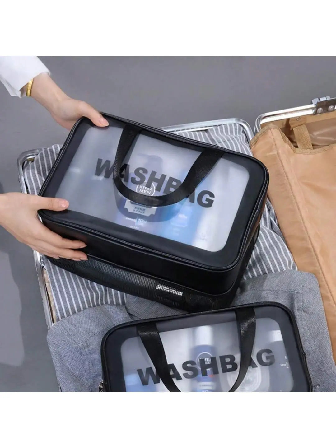 Schwarze transparente Reise-Waschtasche mit schwarzen Griffen und klarem Frontpanel, das washbag zeigt; ausgelegt für Trennung von trocken und nass und zur Wäscheorganisation.