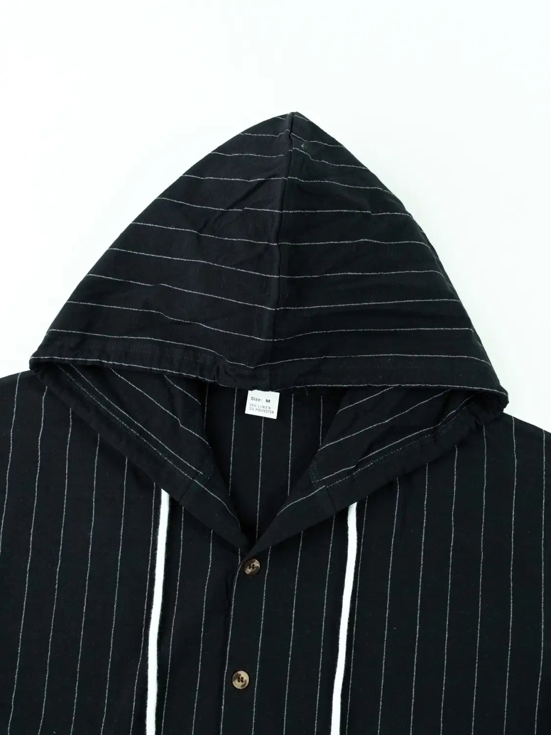 Schwarzes Nadelstreifen-Kapuzen-Leinenhemd für Herren mit weißen vertikalen Streifen und Knopfkragen in Slim-Fit-Design.