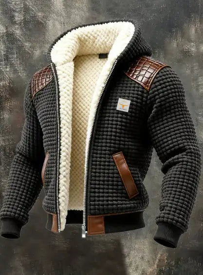 Veste en cuir matelassée doublée en shearling pour homme, en noir, avec doublure en shearling crème et des empiècements en cuir marron sur les épaules, la poitrine et les poches.