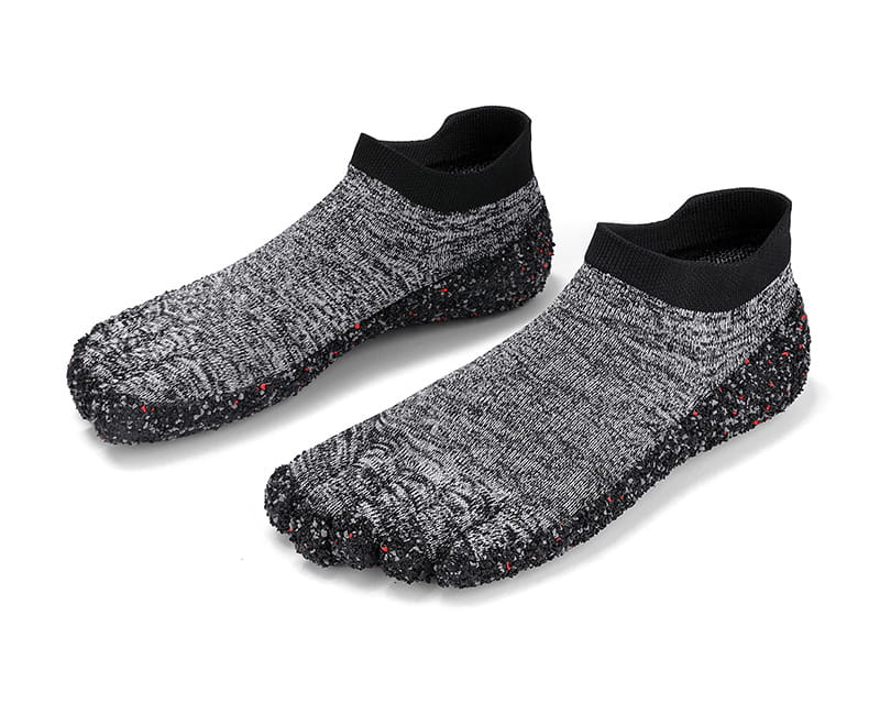 Chaussures de natation et de randonnée à cinq doigts sans chaussures grises et noires dotées de dessus en tricot texturé à motifs irréguliers et de protections d’orteils en caoutchouc