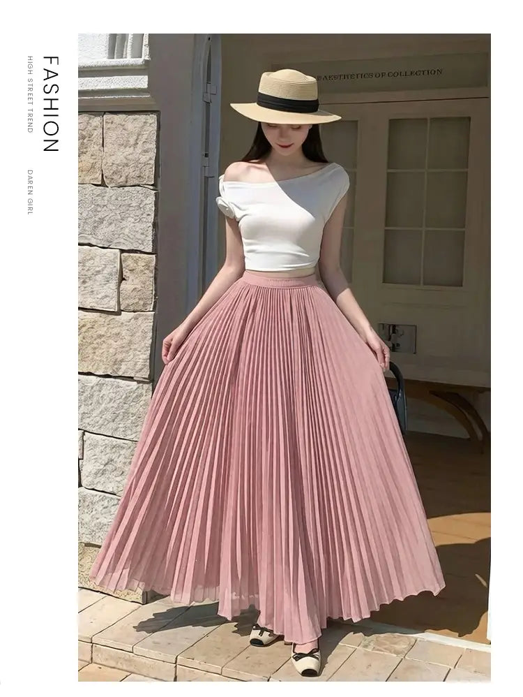 Ein fließender rosafarbener plissierter Chiffon-Maxirock für Damen mit hoher Taille und leichtem Stoff.