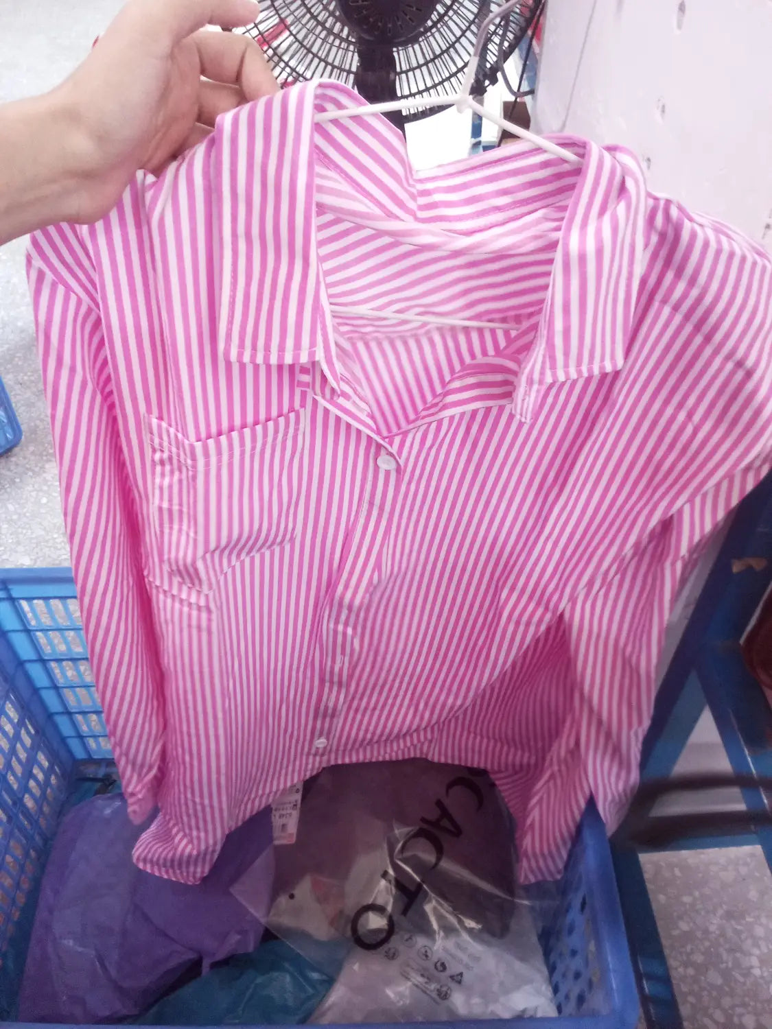 Chemise boutonnée décontractée à rayures, manches longues, avec rayures verticales rose et blanche, col classique et ouverture boutonnée.