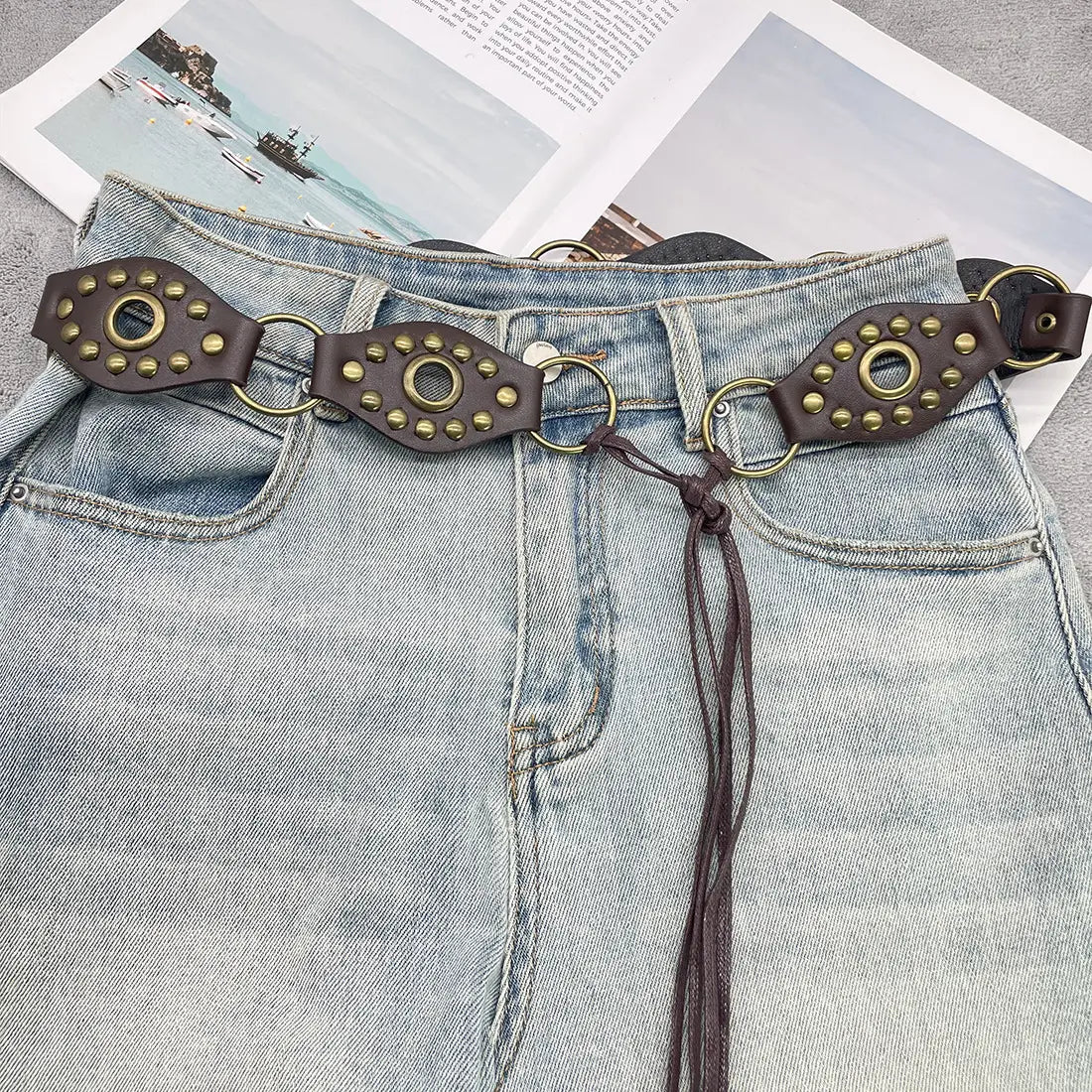 Brauner Gothic-Punk-Lederharness-Gurt mit Messing-Nieten und kreisförmigen Metallringen, ausgelegt für alternative Mode