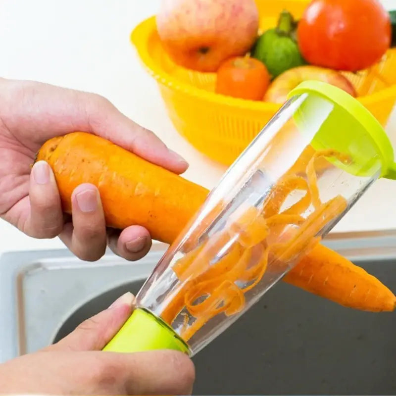 Éplucheur de légumes avec boîtier de rangement doté d’un corps en plastique transparent, de poignées vert citron, d’une lame en acier inoxydable et d’une chambre de collecte intégrée pour les pelures spiralées.