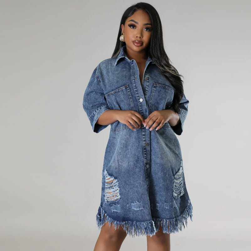 Robe chemise midi en denim bleu, en denim, avec empiècements abîmés et ourlet effiloché, conçue pour un usage décontracté