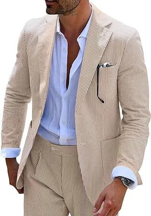 Traje de dos piezas ajustado tipo slim fit para hombre con rayas, con blazer de pana beige con rayas verticales y una textura sutil.