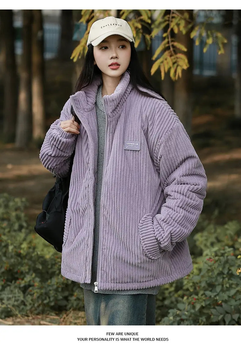 Eine gemütliche Cord-Pufferjacke in Lavendel mit hohem Kragen und gerippter Struktur, entworfen als Herren Cord-Pufferjacke für winterliche Wärme.