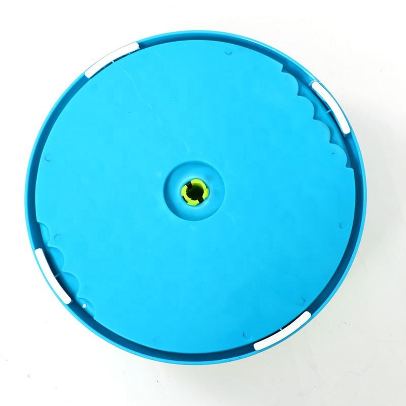 Couvercle circulaire en plastique bleu vif, avec un orifice fileté jaune-vert central et des pièces à bord festonné blanc pour le puzzle distributeur pour chien 3-en-1 et le bol à alimentation lente pour tapis à lécher.