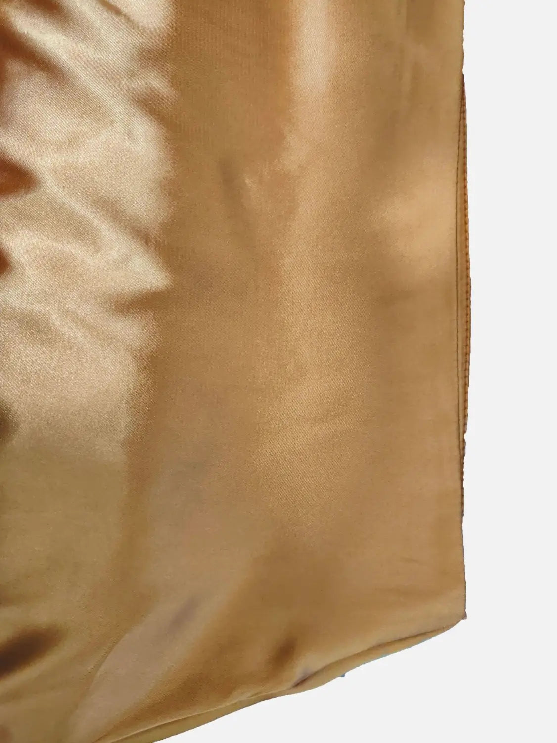 Ein luxuriöser goldener Satinschal mit glatter, glänzender Oberfläche und dezentem Schimmer, passend zum Satinkleidrock (Midi) aus Seide in Roségold, hoch sitzend und fließend.
