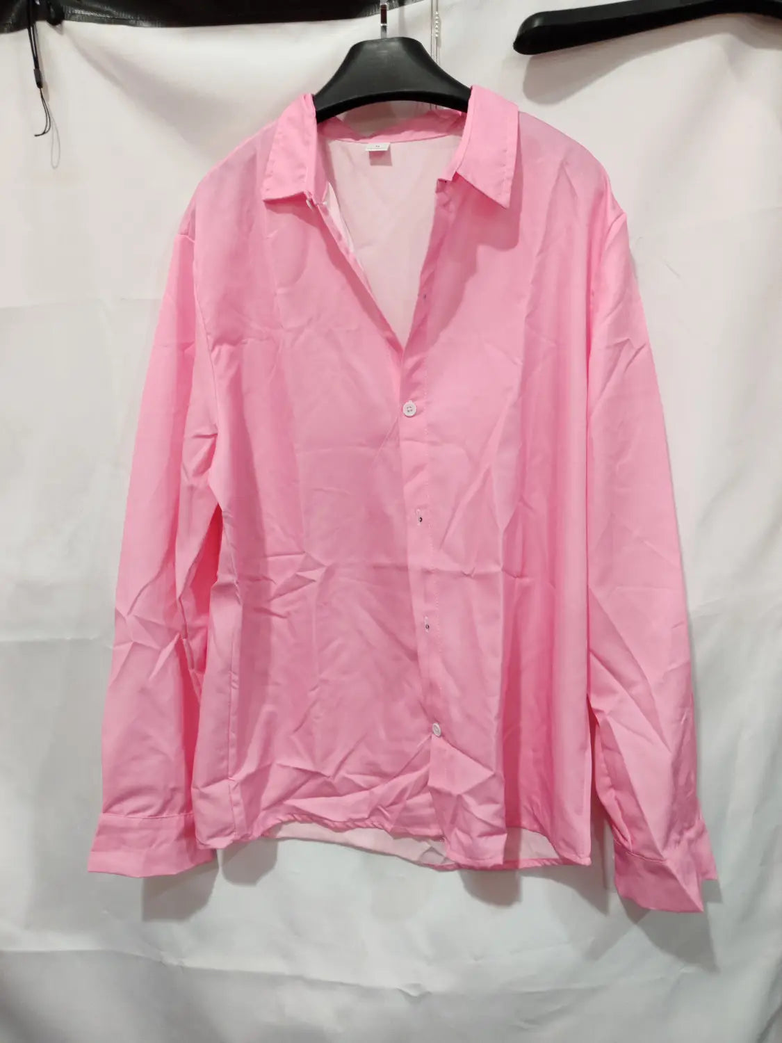 Ein einfarbiges Slim-Fit-Leinenhemd für Herren in Soft Pink mit langen Ärmeln, klassischem Kragen, Knopfverschluss vorne und sorgfältig gebügelten Bündchen.