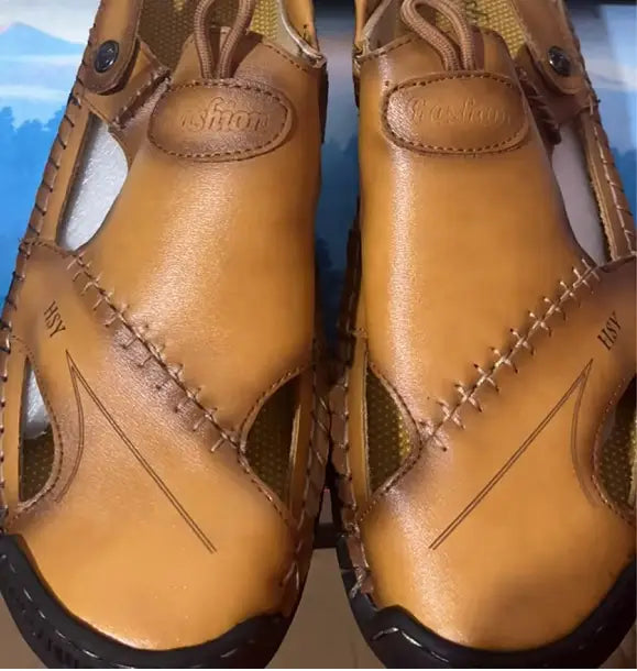 Herren-Roman-Ledersandalen in Beige mit sichtbaren Ziernähten, einer schwarzen Gummisohle und einem geprägten Markenlogo am Vorderblatt