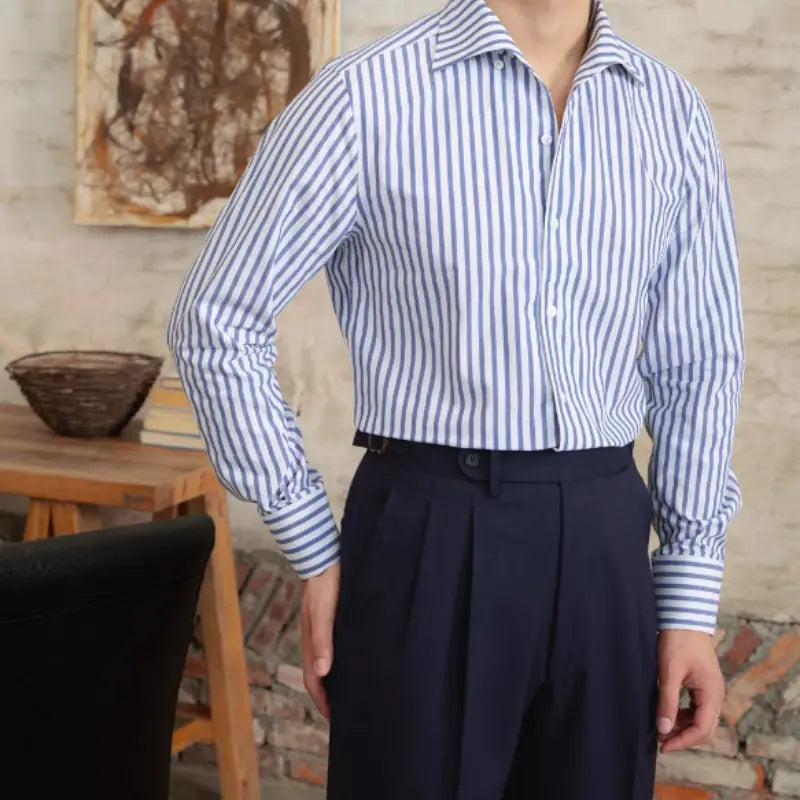 Ein Slim-Fit gestreiftes Baumwoll-Hemd langarm für den Pendlerbereich in kräftigem Blau und Weiß mit klassischem Kragen und Knopfleiste im Button-Down-Stil.