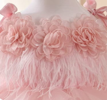 Robe de cérémonie de fille d’honneur en tulle à motif floral rose, ornée de motifs floraux, avec bordure à plumes.
