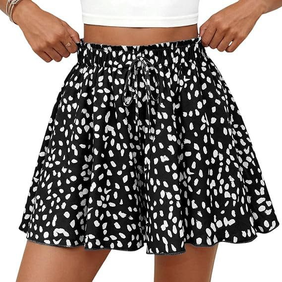 Schwarzer und weißer gepunkteter Print-Rock mit ausgestelltem Schnitt, elastischem Bund und Kordelzug, passend zum floralen Muster der Shorts mit hoher Taille im A-Linien-Stil