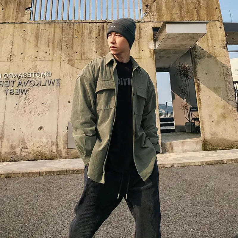 Herren-Retro-Utility-Hemdjacke aus Cord in Olivgrün mit lockerer Passform, zwei Brusttaschen und Knopfleiste vorne.