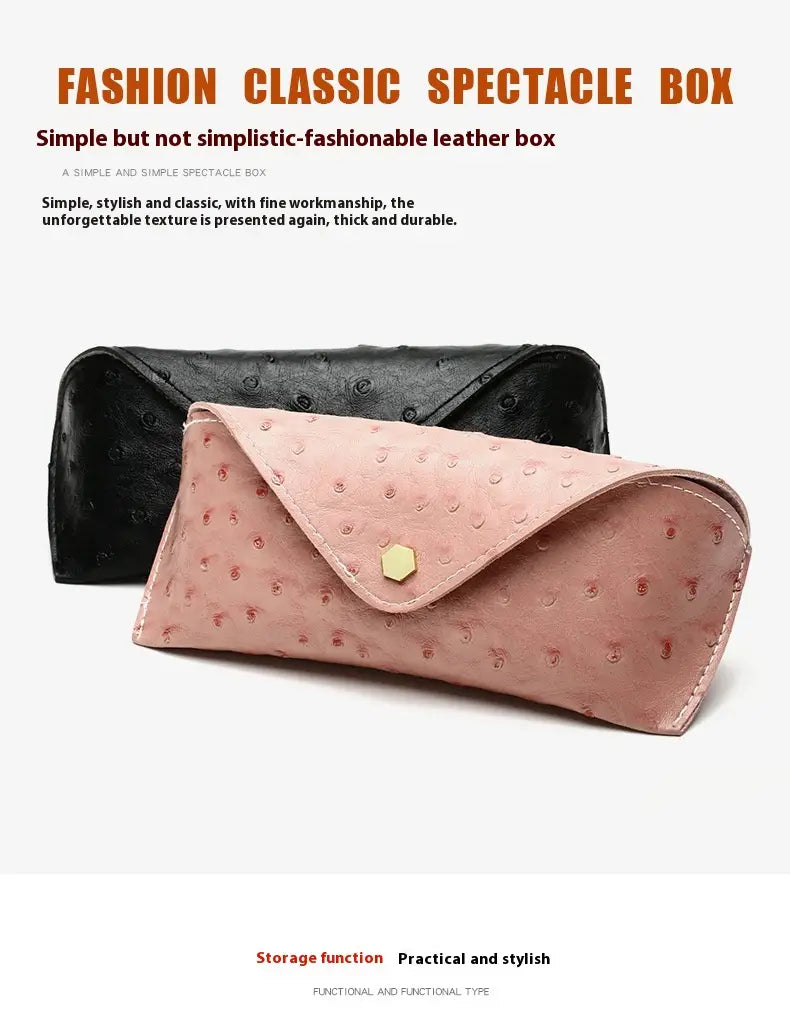Une boîte à lunettes en cuir d’autruche rose avec une fermeture hexagonale plaquée or, présentée dans l’étui à lunettes en cuir d’autruche à pois avec fermeture plaquée or de la collection.