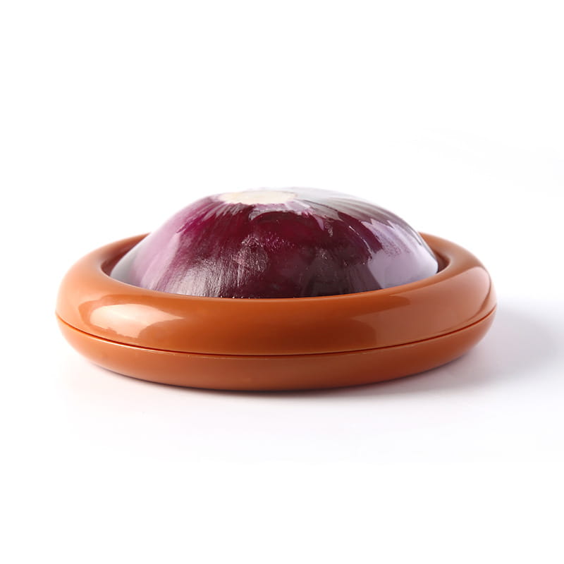 Une mandoline pour oignon en plastique couleur terracotta brillante, maintenant un oignon rouge entier provenant du coffret de conservation fraîche pour rangement alimentaire (4 pièces), conçue pour une préparation et un rangement des aliments pratiques.