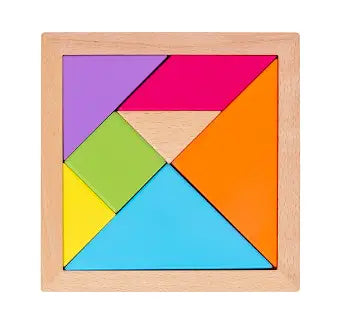 Un puzzle tangram en bois coloré, comprenant des pièces géométriques vibrantes violet, rose, vert, jaune, bleu et orange, dans un cadre en bois clair, adapté comme jouet pour enfants.