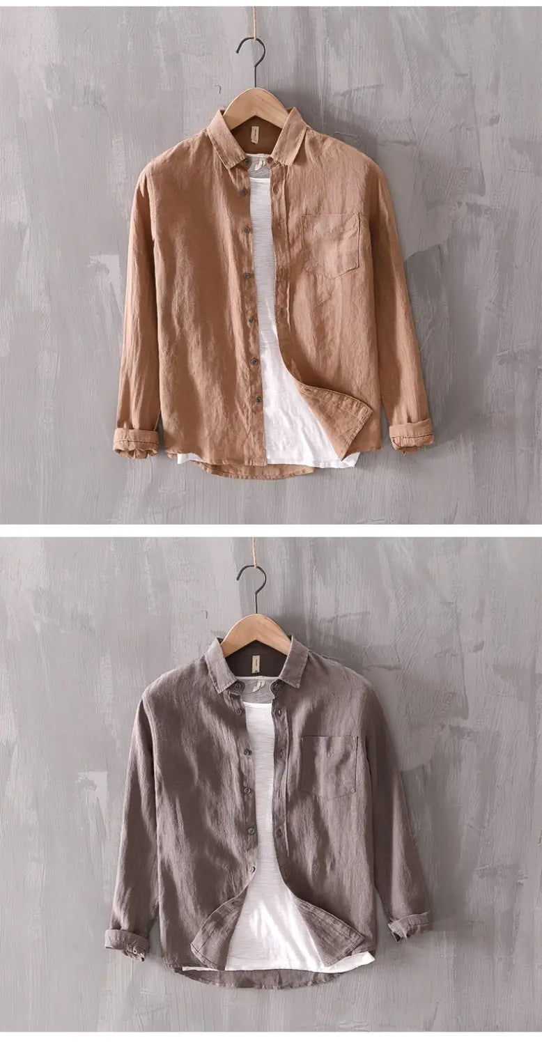 Herren-Cotton-Linen-Freizeithemd mit langen Ärmeln in Beige mit Knopfleiste, umgeschlagenen Ärmeln und Brusttasche, getragen über einem weißen Unterhemd.