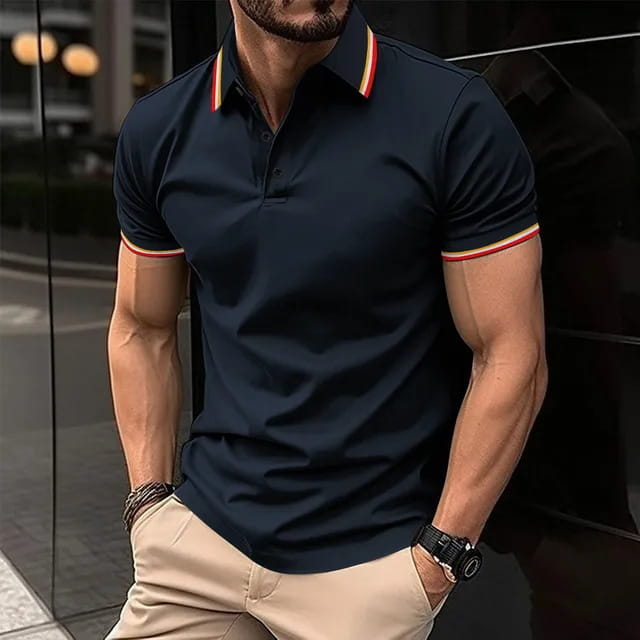 Kontrastiertes Herren-Poloshirt in dunkelnavy mit rotem und gelbem gestreiftem Besatz an Kragen und Ärmelmanschetten.