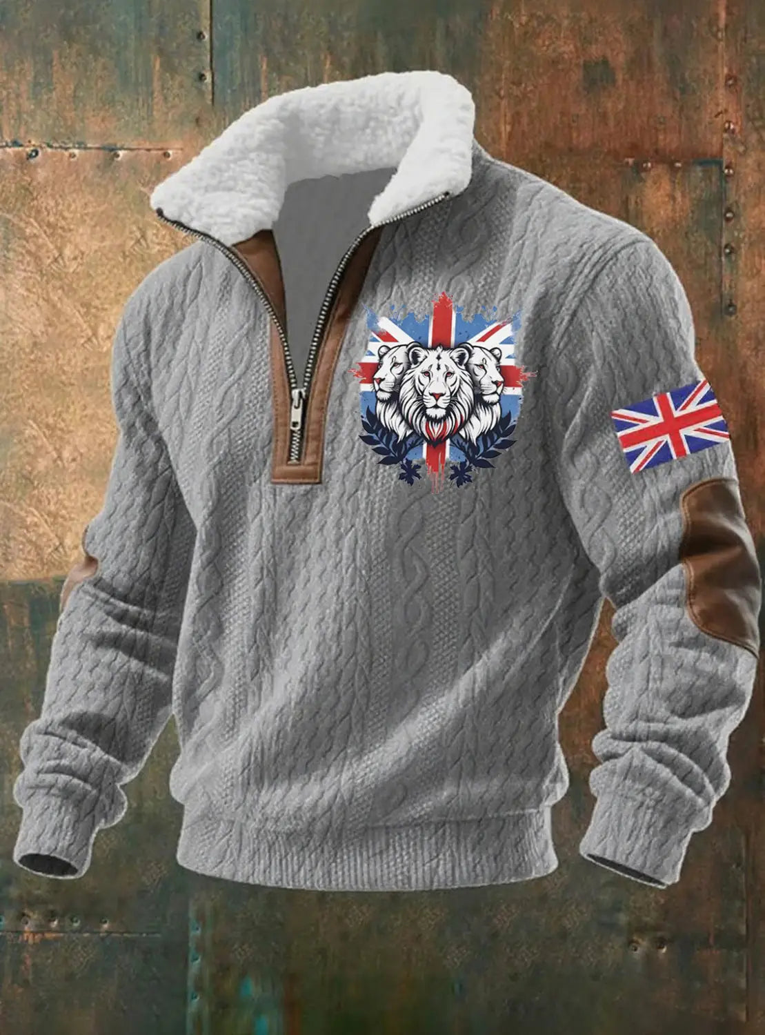 Suéter para hombre de media cremallera con cuello de borrego en punto trenzado gris, cuello de borrego blanco, cremallera de cuero marrón y detalles en las mangas, con un emblema central de león y banderas Union Jack, además de un diseño de corona de laurel.