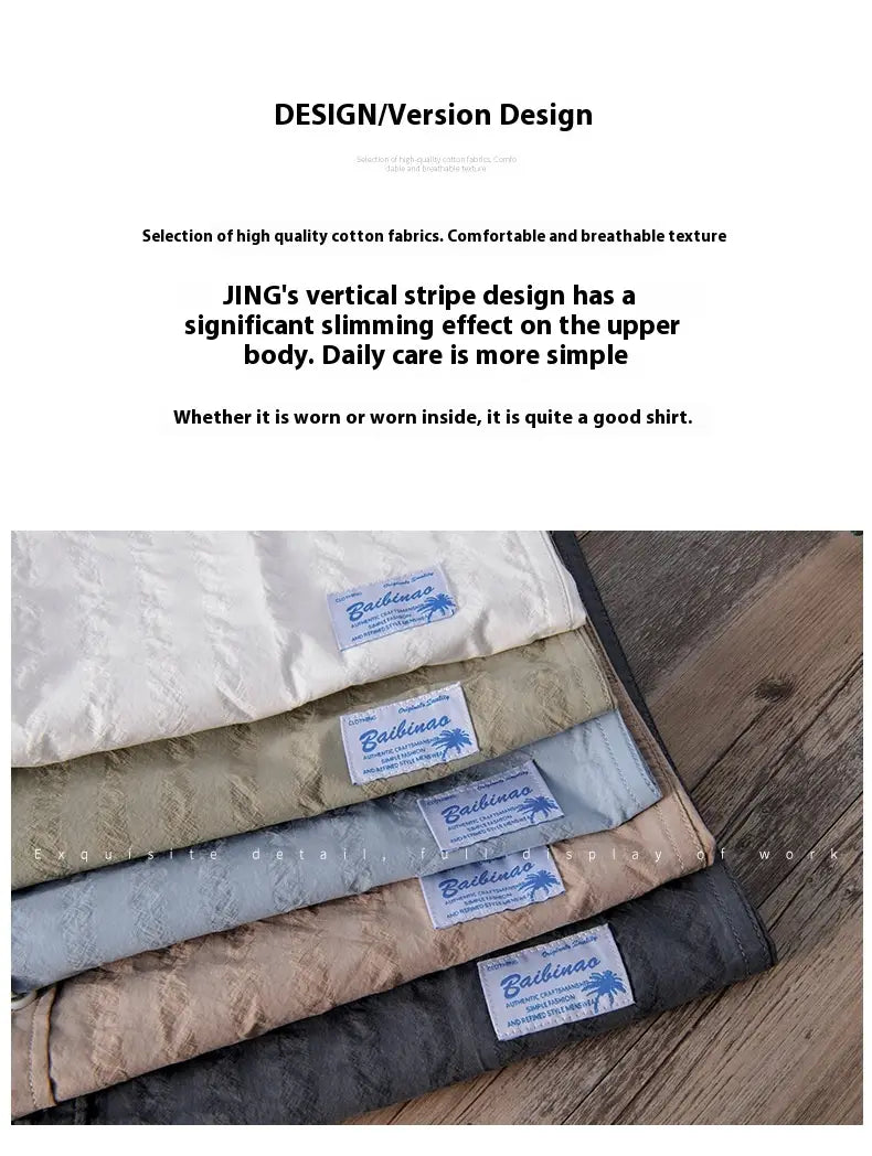 Jing-Brand gestreifte kurzärmlige Casual-Shirts aus Baumwolle in gestapeltem Design mit vertikalem Streifenmuster, aus hochwertigen Baumwollstoffen und subtilen, wattierten Texturen in creme-beige, hellblau, tan und dunkelgrau.