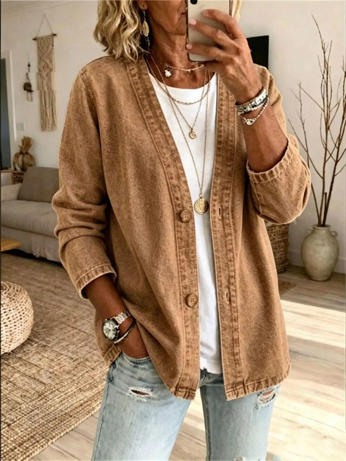 Chaqueta tipo cárdigan de mezclilla color beige claro para mujer con ajuste relajado, cuello en V y cierres con botones.